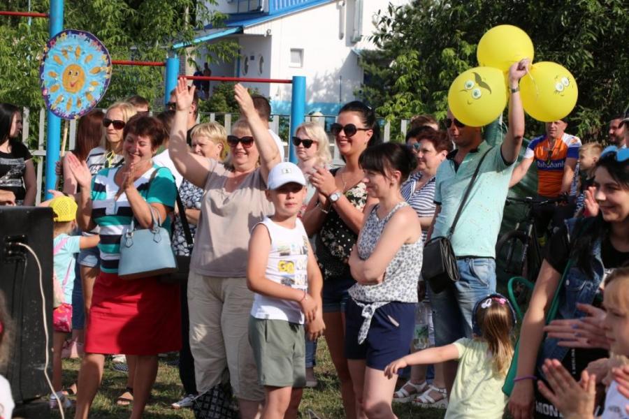 На нашем предприятии стало доброй традицией проводить праздник «Мама, папа, я – спортивная семья!» с целью формирования активной социальной позиции молодой семьи в современных условиях, развития и укрепления семейных ценностей и традиций в молодёжной среде, повышения роли семьи и престижа семейной жизни, раскрытия творческого потенциала молодых семей, пропаганды здорового образа жизни. Администрация и профсоюзный комитет ОАО «БЗМП» ежегодно организовывают этот семейный праздник, для работников предприятия. 25 июня 2019 года на территории спортивного объекта «Гребная база» состоялся юбилейный 5-й спортивный праздник «Мама, папа, я – спортивная семья!». На участие в соревнованиях было заявлено 6 команд: «Турбо» — семья Сиденко А.Ю., аналитическая лаборатория «Пчёлки» — семья Бредгаур Н.Ф., цех №2 «Смайлик» — семья Драгун А.А., цех №3 «Кошкин дом» — семья Кот О.В. цех №5 «Солнышко» — семья Шубич Н.В., цех №4 «Дельфины» — семья Добрыниной О.К., цех №1 Первый этап соревнований должен был определить самых метких в конкурсе «Дартс». Во втором этапе «Прыжки с места» команды должны были продемонстрировать поддержку, взаимовыручку в поочередном выполнении задания. Третий этап должен был проявить командный дух семьи в совместном соревновании «Эстафета». Свои творческие таланты семьи раскрыли в музыкальном конкурсе «Командная песня». Все соревнования проходили при активной поддержке болельщиков и зрителей. Во всех конкурсах семьи проявили огромное желание победить. От профсоюзного комитета за участие в спортивном соревновании все команды были награждены дипломами и ценными подарками. Радость, шутки, смех, задор для детей организовали аниматоры. Дети окунулись в атмосферу веселья и сказки. Это был настоящий праздник спорта, праздник детства. Праздник семьи – это праздник взаимопонимания и взаимопомощи, любви, дружбы между взрослыми и детьми. Поздравляем участников! Так держать!