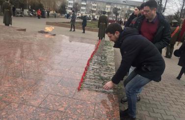 Торжественная церемония возложения цветов к памятнику «Жертвам фашизма»